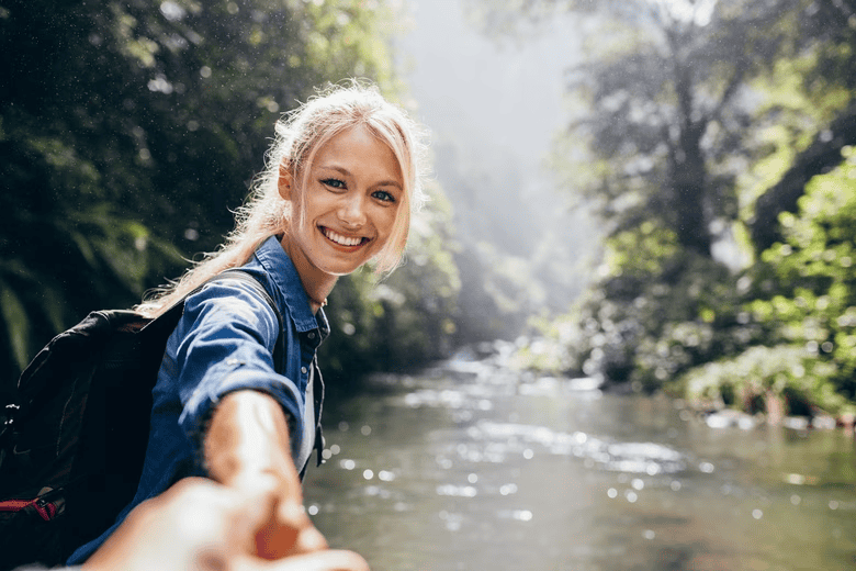 Vrouw staat voor een waterval